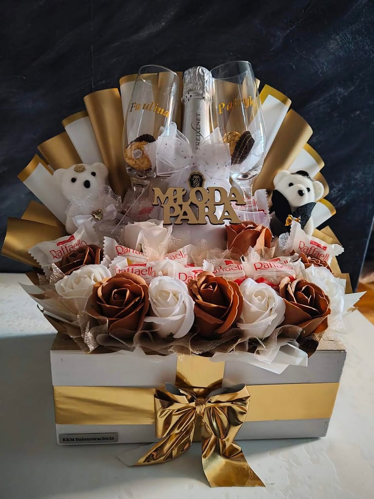Luksusowy flowerbox z misiami, kremowymi i brązowymi różami oraz czekoladkami Raffaello, w biało-złotym pudełku ze złotą wstęgą Młoda Para