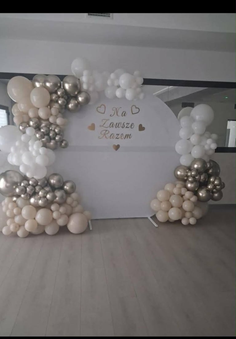 Łuk balonowy Na Zawsze Razem z biało-szampańsko-złotych balonów dookoła okrągłej planszy z serduszkami