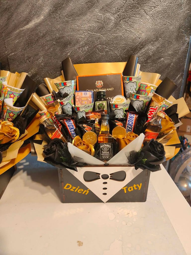 Kosz prezentowy w kształcie smokingu z muszką, ze słodyczami Snickers, wafelkami, czarnymi różami i napisami Dzień Taty