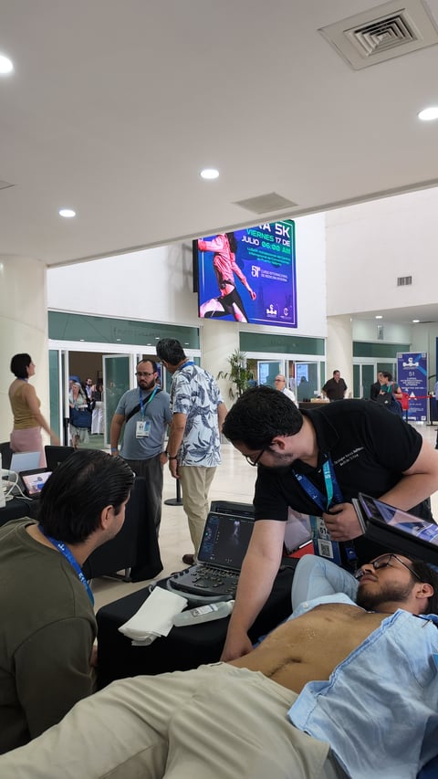 Profesional médico realizando ultrasonido a paciente acostado durante capacitación con MY11