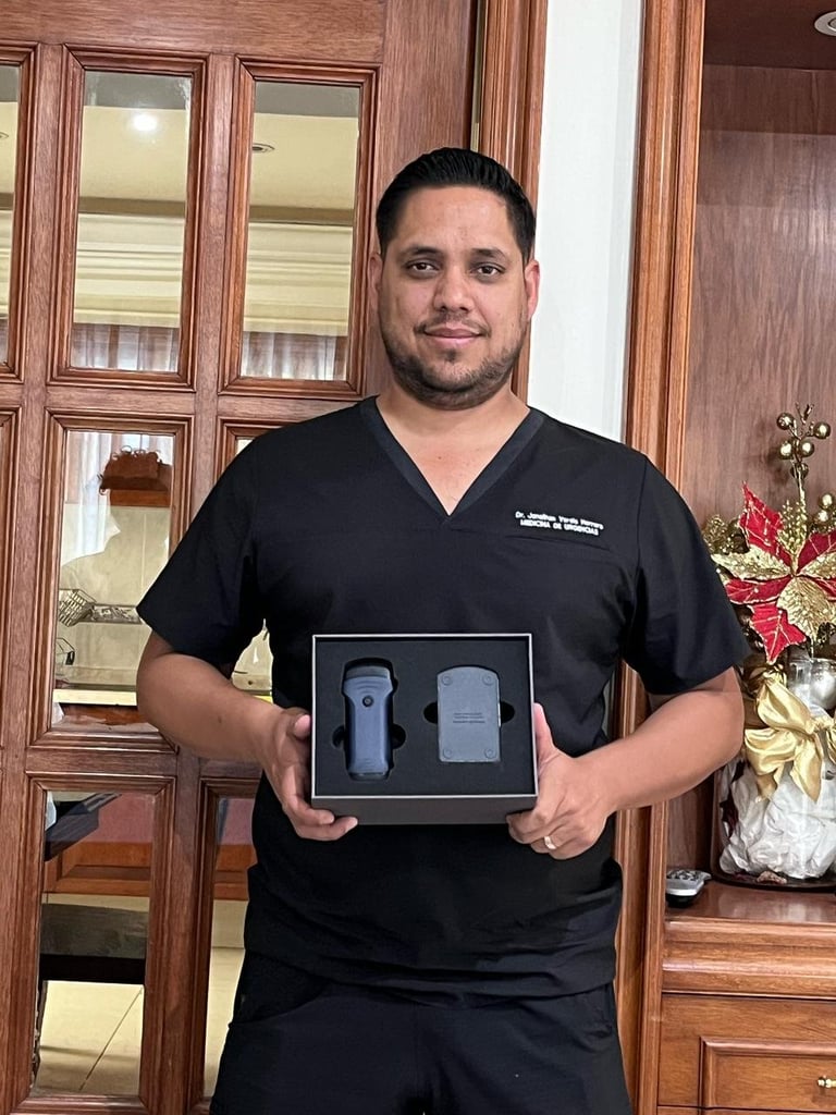 Médico en uniforme negro sosteniendo caja abierta del producto MY11 con el dispositivo y accesorios visibles