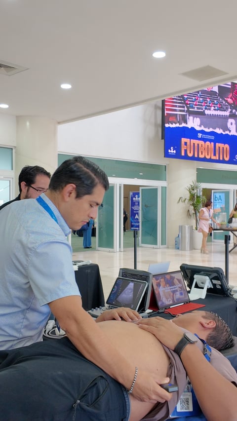 Profesional médico realizando ultrasonido abdominal con MY11 a paciente acostado en mesa clínica