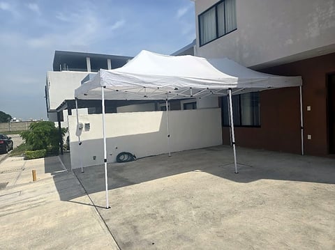 Carpa blanca de Moloshop instalada en el patio de una casa