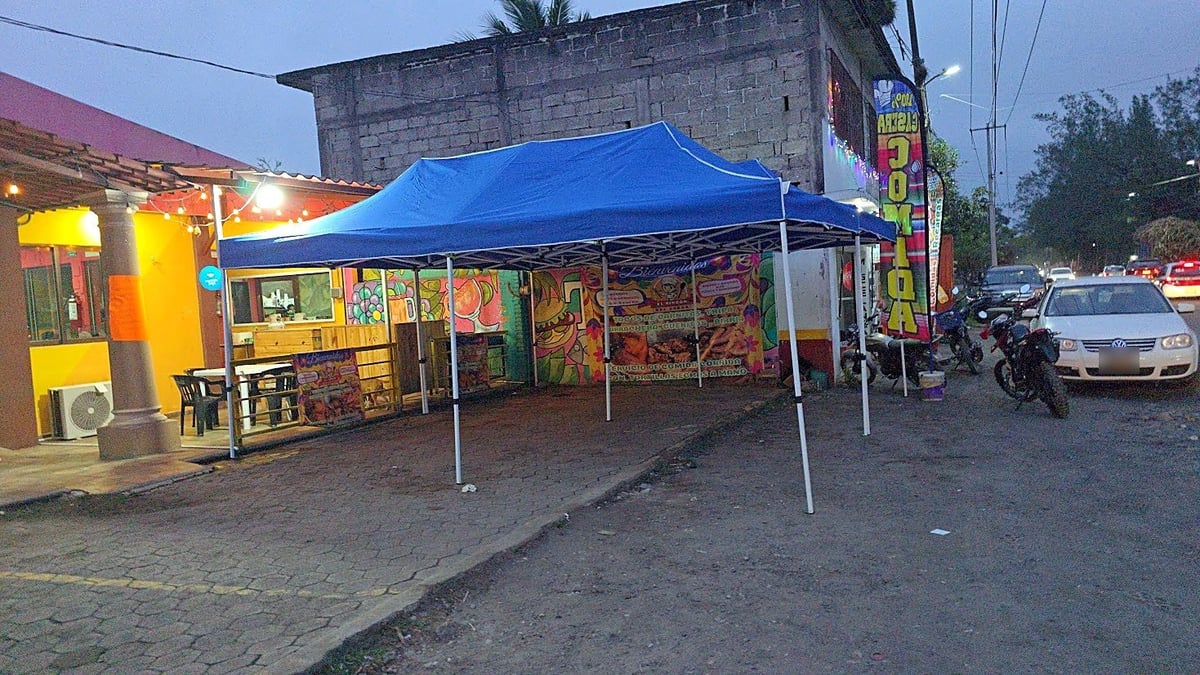 Puesto de comida nocturno con carpa naranja de Moloshop