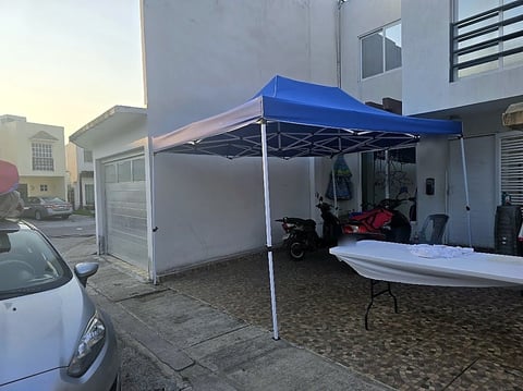 Carpa azul de Moloshop montada en la cochera de una casa
