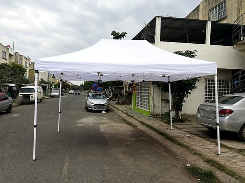 Carpa blanca de Moloshop instalada en la calle para un puesto de venta