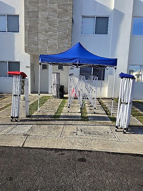 Entrega de una carpa azul de Moloshop frente a unos edificios