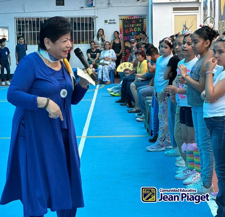 Niño dirigiendo homenaje escolar