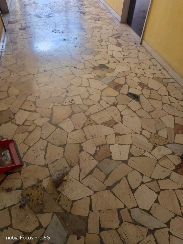 Pavimento sporco prima della pulizia