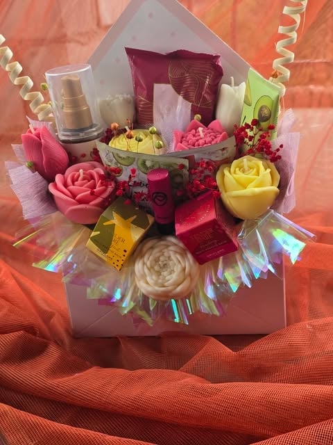 Flowerbox sojowy z kosmetykami w kopercie
