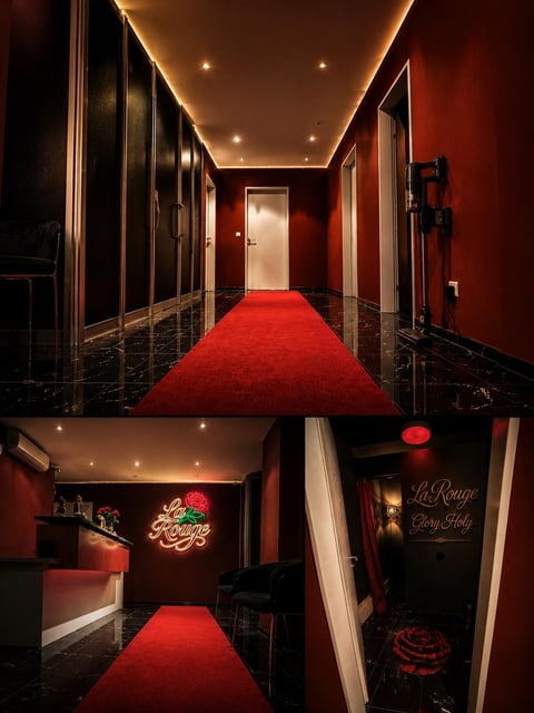 La Rouge — moderner Flur mit rotem Teppich und warmer Beleuchtung