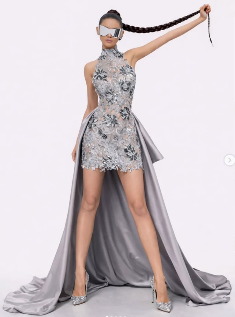 Modelo con vestido de pedrería plateada con cola alta-baja, lentes de sol y larga trenza, propuesta de Iván Cruz Diseño Mexicano