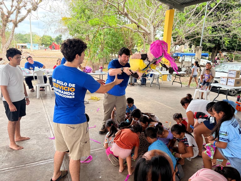 Voluntario Rotary organizando una actividad al aire libre con niños