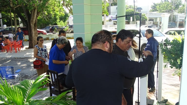 Asistentes llegando y registrándose al evento de salud