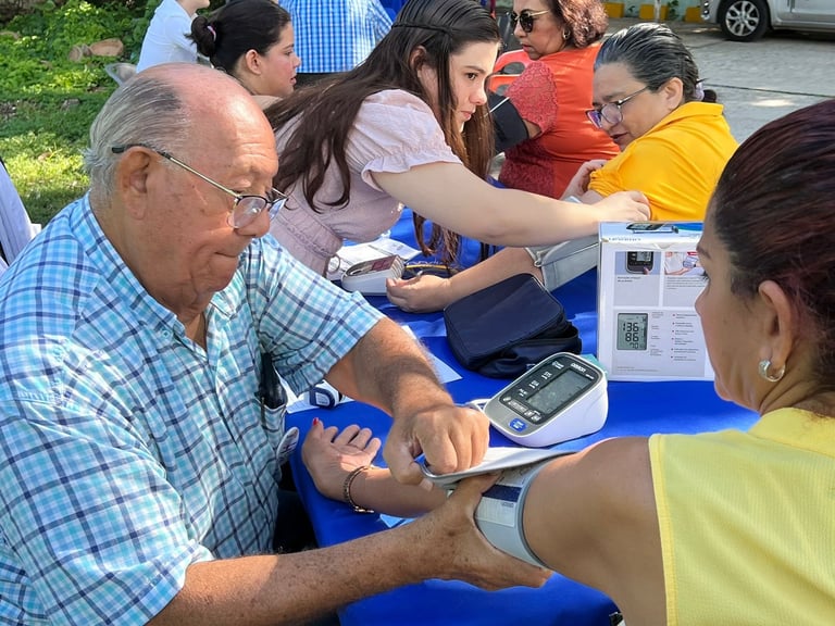Adulto mayor en jornada comunitaria de toma de presión arterial