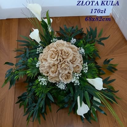 Elegancka ślubna kompozycja kwiatowa z brzoskwiniowymi różami, białymi callami, zielenią i gipsówką