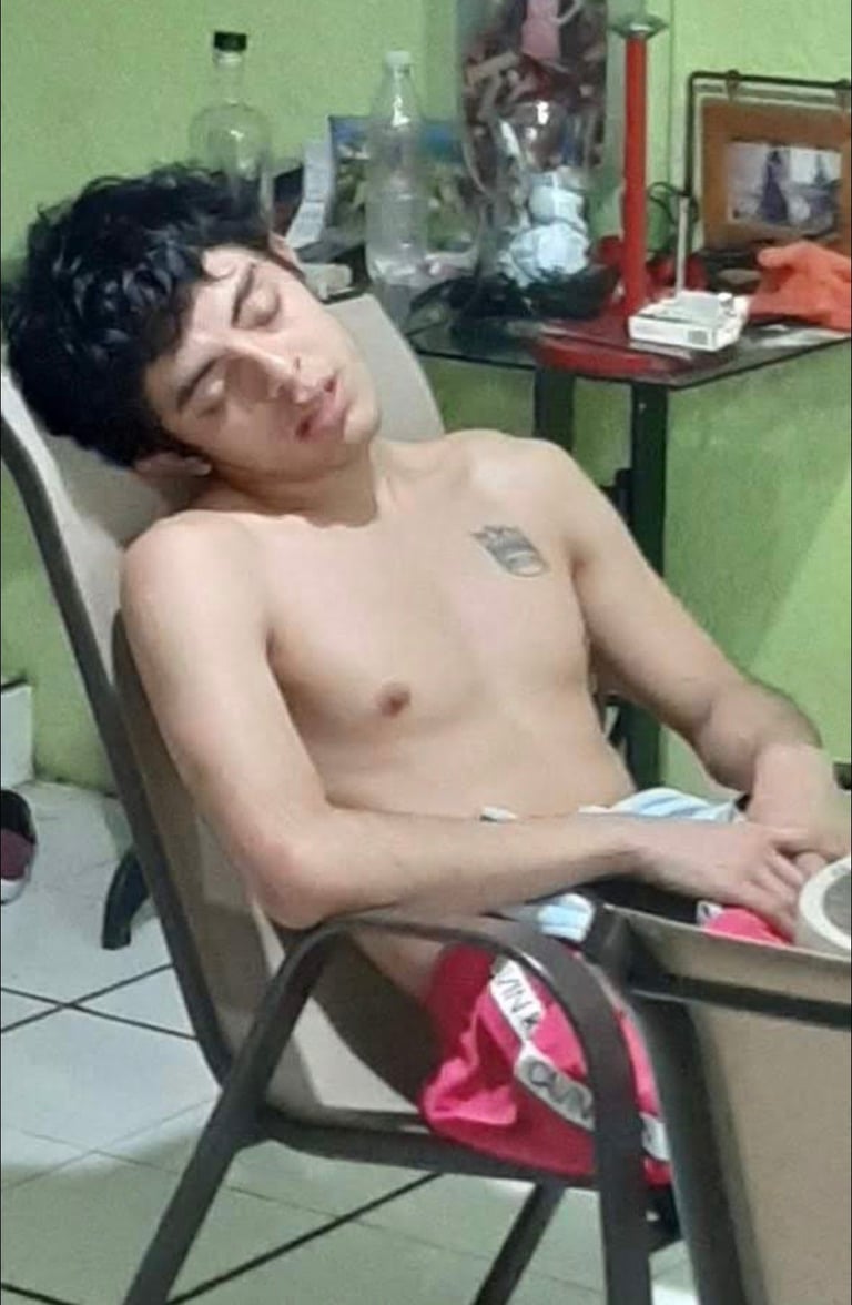 Ra antes de su transformación — dormido en una silla, en automático