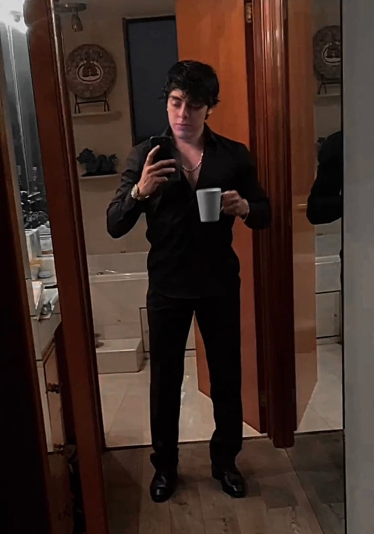 Ra después de su transformación — traje negro, espejo, versión construida con propósito