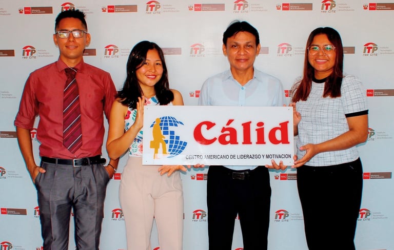 Equipo de CÁLIDA — Centro Americano de Liderazgo y Motivación — sosteniendo el banner institucional en un evento profesional con el respaldo del ITP red CITE del Ministerio de la Producción del Perú