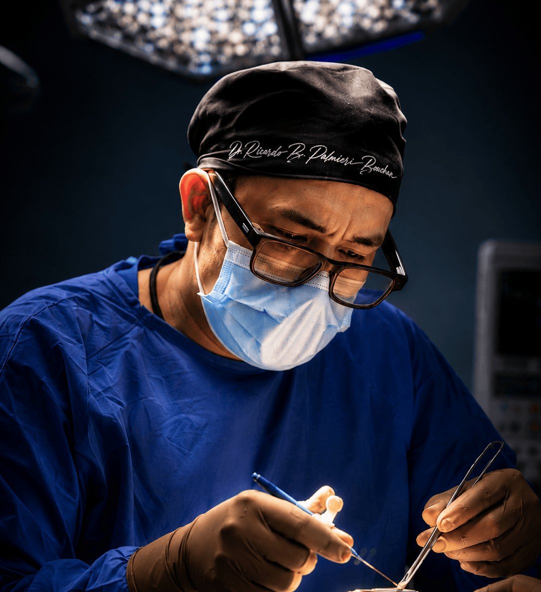 Dr. Ricardo Palmieri realizando cirugía articular en Hospital Central Militar Ciudad de México