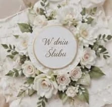 Floral arrangement with white and blush roses surrounding a circular card reading W dniu Slubu