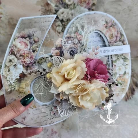 Handmade scrapbook paper palette shaped as 40 with dried flowers, vintage ephemera, and decorative elements in cream, pink, and burgundy tones, 'V dniu urodzin'