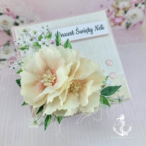 Handmade greeting card with cream-colored peonies, green foliage, and text reading Przezej Swietej Xki on a pink and white background
