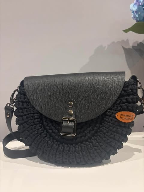 Czarna pikowana torebka Oreo z szarą skórzaną klapką i czarnym okuciem, handmade tag widoczny.