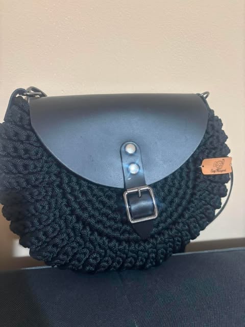 Czarna pikowana torebka crossbody Oreo z czarną skórzaną klapką i czarnym okuciem.