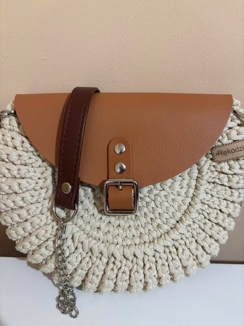 Torebka crossbody Oreo z brązowej skóry i kremowej plecionki z regulowanym paskiem i metalową klamrą.
