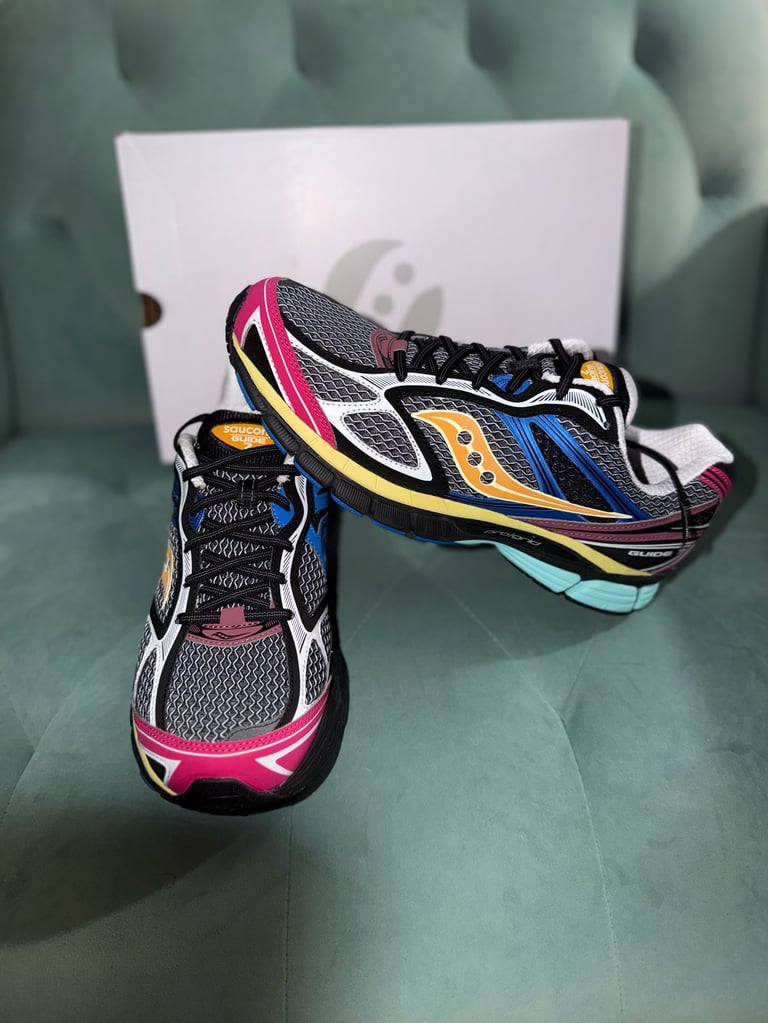 Saucony Progrid Guide 7 Black/Multi white sneakers with black stripes on a blue box