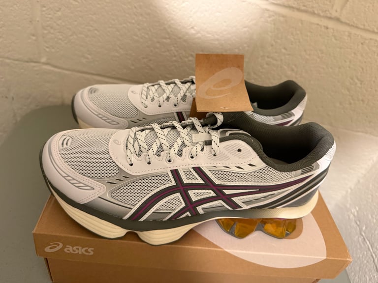 ASICS GEL-KINETIC FLUENT white sneakers with black stripes on a blue box