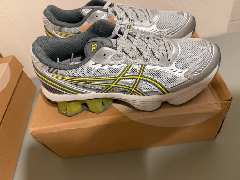 ASICS GEL-KINETIC FLUENT white sneakers with black stripes on a blue box