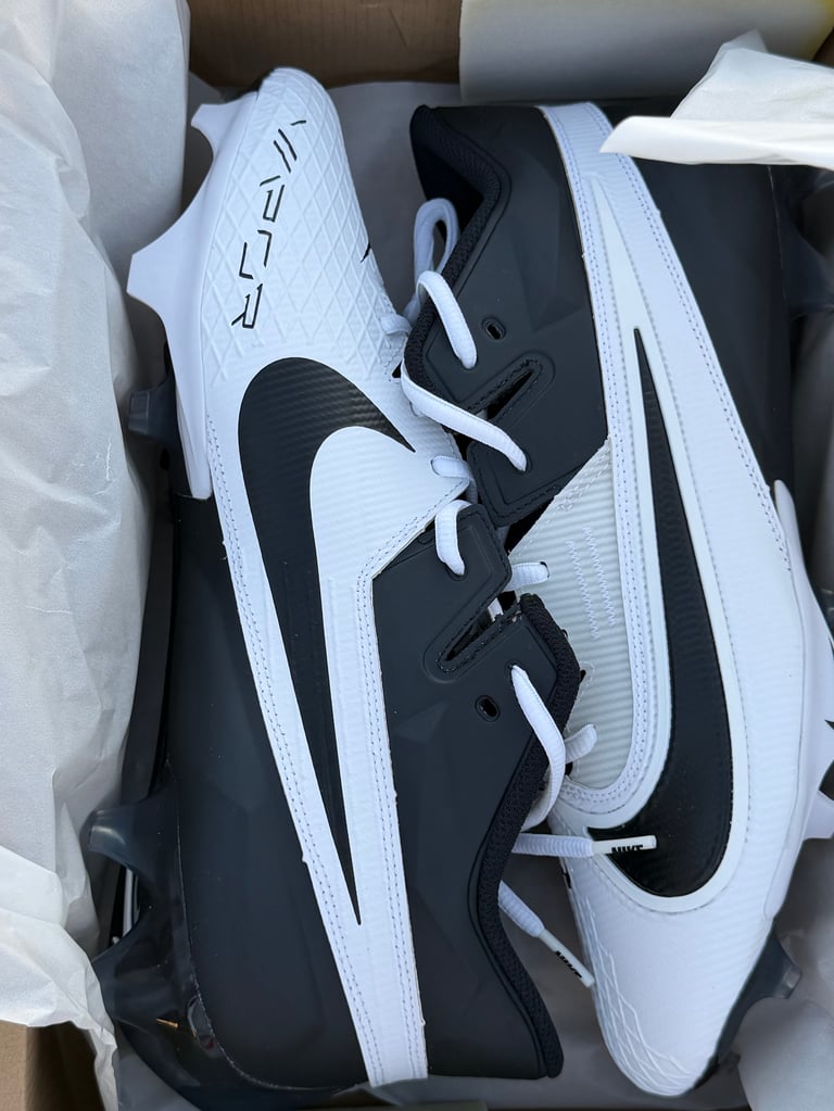 Vapor Edge Elite 360 2TB P white sneakers with black stripes on a blue box