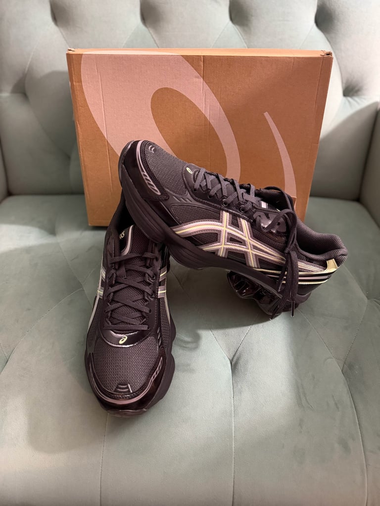 ASICS GEL-Kinetic Fluent Graphite Grey Illuminate Yellow white sneakers with black stripes on a blue box